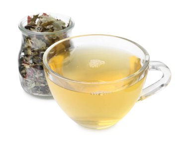 Lezzetli bitkisel çay ve kuru yapraklar beyaz üzerine izole edilmiş.