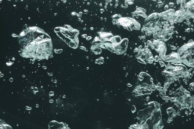 Koyu arkaplanda birçok su kabarcığı, yakın plan