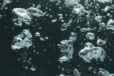 Koyu arkaplanda birçok su kabarcığı, yakın plan