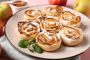 Pembe masada servis edilen pudra şekerli elma gülleri, yakın plan.