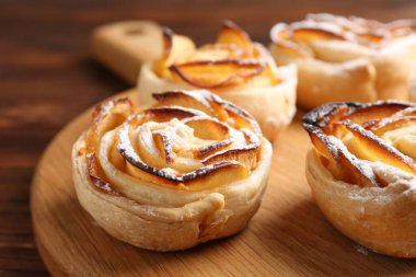 Taze pişmiş elma gülleri masada, yakın plan.