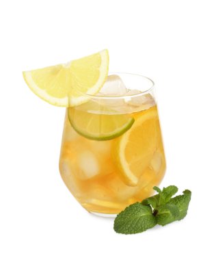 Limon, limon ve naneli buzlu çayı beyazın üzerine serinletiyorum.