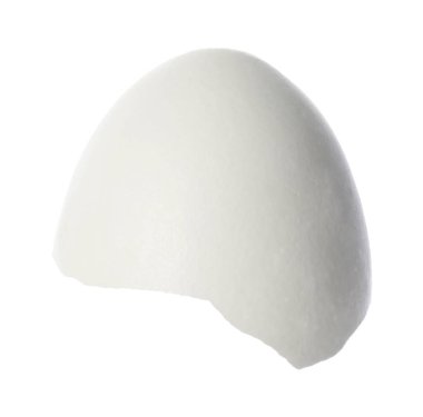 Kırık yumurta kabuğunun bir parçası beyaza izole edilmiş.