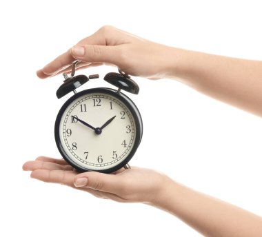 Beyaz arkaplanda çalar saati olan kadın, yakın plan.