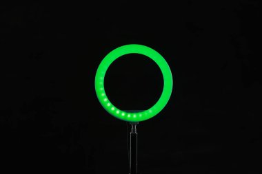 Halka lambası siyah arkaplanda duruyor