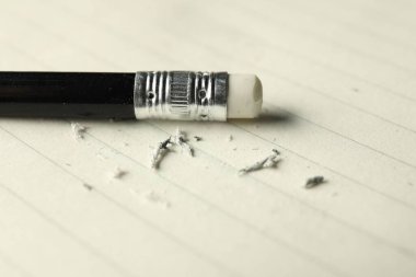 Silgi ve kağıt parçalarıyla kalem, yakın plan.