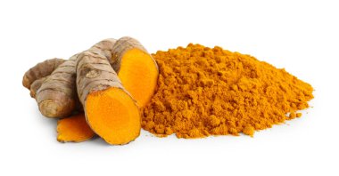 Beyaz üzerine izole edilmiş zerdeçal tozu ve kökler yığını