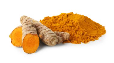 Beyaz üzerine izole edilmiş zerdeçal tozu ve kökler yığını