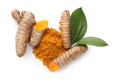 Beyaz üzerine izole edilmiş zerdeçal tozu, kök ve yeşil yapraklar.