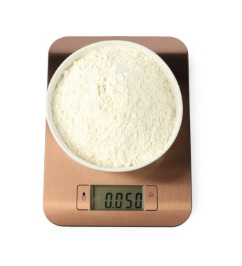 Elektronik mutfak terazisi ve beyaz üzerine izole edilmiş un kasesi.