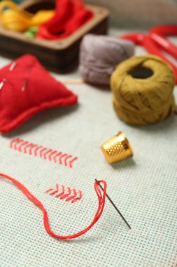 Nakış. Nakış. Çapraz dikişli tuval ve malzemeler masada, yakın plan.