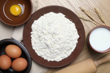 Hamur için merdane ve malzemeler ahşap masada, düz yerde.