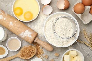 Yuvarlanan iğne ve farklı malzemeler ışık masasında, düz yerde.