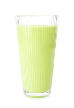 Beyaza izole edilmiş bardakta taze fasulye suyu.