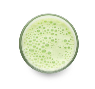 Bardaktaki taze fasulye suyu beyaza izole edilmiş, üst manzara.