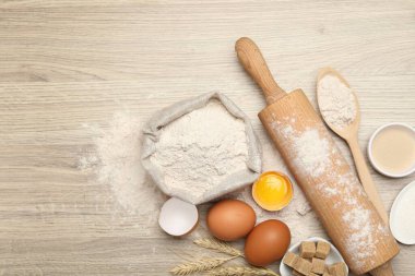 Yuvarlak raptiye ve ahşap masa üzerindeki farklı malzemeler düz yerde. Metin için boşluk