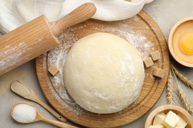 Yuvarlanan iğne ve farklı malzemeler ışık masasında, düz yerde.