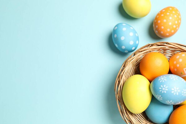 Hermosos Huevos Pascua Decorados Cuenco Mimbre Sobre Fondo Azul Claro — Foto de Stock