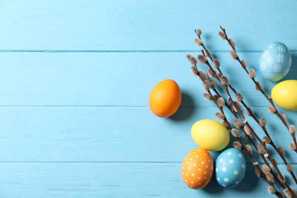 Hermosos Huevos Pascua Decorados Ramas Sauce Mesa Madera Azul Claro — Foto de Stock