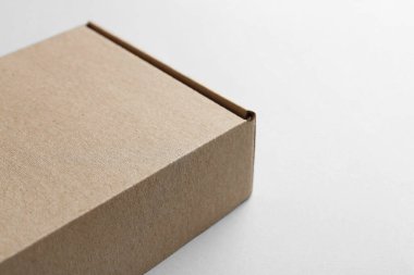 Beyaz arka planda boş bir karton kutu, yakın plan. Tasarım için model