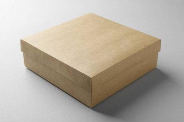 Beyaz arka planda boş bir karton kutu. Tasarım için model