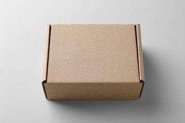 Beyaz arka planda boş bir karton kutu. Tasarım için model