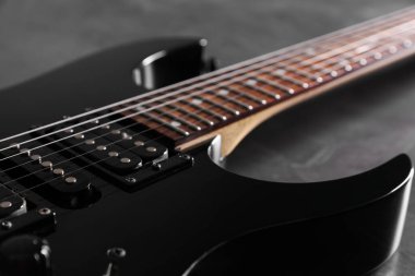 Siyah arkaplanda modern elektro gitar, yakın plan