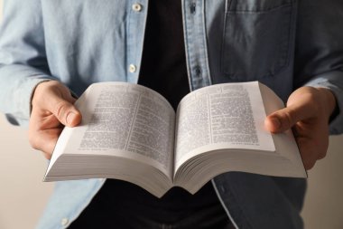 İngilizce İncil okuyan adam arka planda, yakın planda.