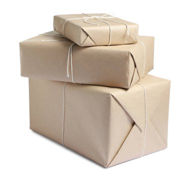 Kraft kağıdına sarılı paketler beyaza izole edildi