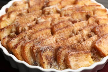 Kuru üzümlü ve tarçınlı lezzetli ekmek pudingi.