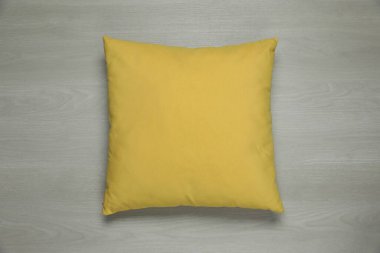 Ahşap arka planda dekoratif bir yastık.