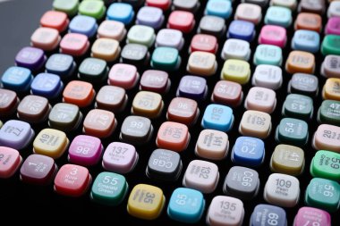 Siyah arkaplanda farklı çift taraflı işaretler, yakın plan