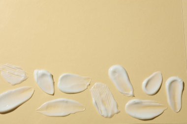 Bej arka planda vücut kremi, düz yatış. Metin için boşluk