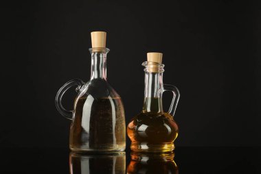 Aynada salata sargıları siyah arka planda