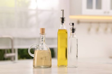 Mutfaktaki masada yağ ve sirke var.