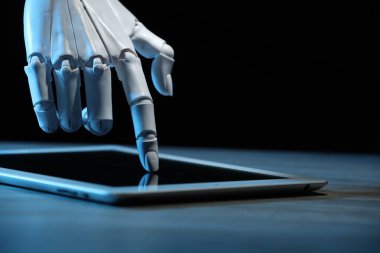 Yapay zeka. Tablet kullanan robot el, yakın plan.