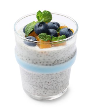 Yaban mersinli, şeftalili ve beyaz bardakta naneli Chia pudingi.