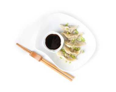 Lezzetli gyoza (hamur tatlısı), soya sosu ve beyaza izole edilmiş çubuklar, üst manzara