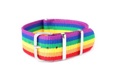 Beyaz arkaplanda LGBT renklerinde bir bileklik