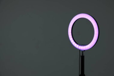 Yüzük lambası gri arkaplanda duruyor, metin için boşluk