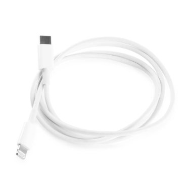 Bir USB şarj kablosu beyaza izole edilmiş.