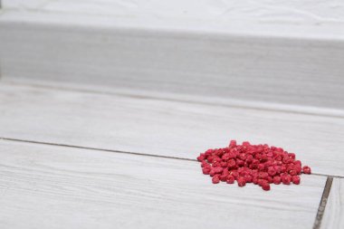 İçerde yere fare zehri yığını, metin için boşluk.