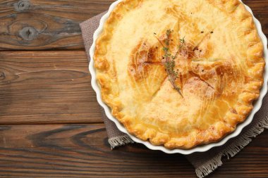 Tahta masadaki kekikli nefis ev yapımı turta.