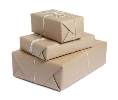 Kraft kağıdına sarılı paketler beyaza izole edildi