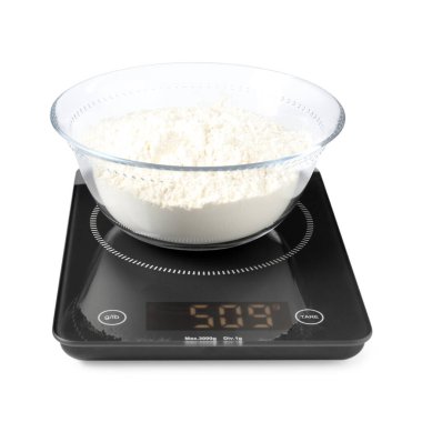 Un beyaza izole edilmiş modern elektronik mutfak terazisi