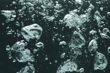 Koyu arkaplanda birçok su kabarcığı, yakın plan