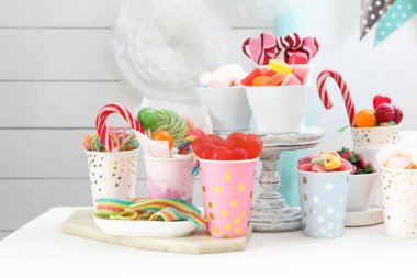 Çikolata. Beyaz masada farklı tatlılar var.