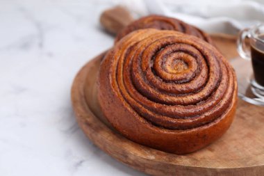 Beyaz mermer masada nefis tarçınlı rulo, yakın plan. Metin için boşluk