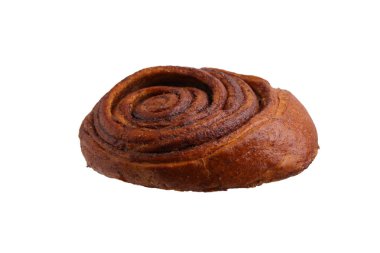 Lezzetli tarçınlı çörek, beyaz üzerine izole edilmiş.
