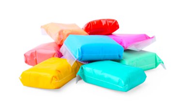 Beyaza izole edilmiş paketlerde farklı renkte oyun hamuru